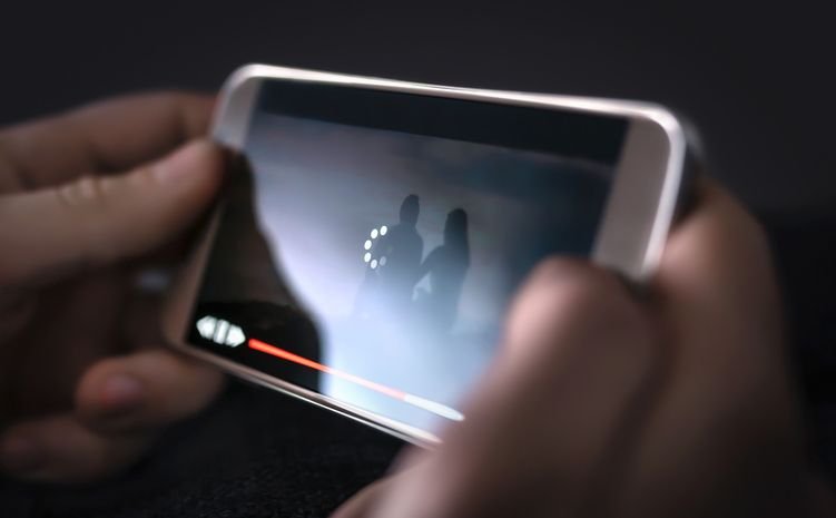 6G: operadora chinesa faz testes e consegue download de 50 GB em 2 segundos A operadora China Mobile conseguiu baixar um arquivo de 50 GB em apenas 1,4 segundos durante teste com a nova rede 6G realizado recentemente. O experimento demonstra como o país asiático é um dos mais avançados no desenvolvimento da próxima geração da internet móvel. pessoa-vendo-video-no-celular