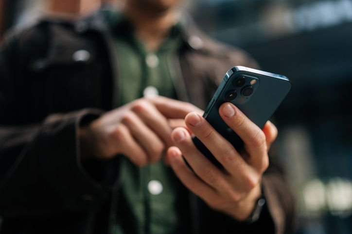 Operadora do Nubank, NuCel ganha chip físico e faz mudanças em planos O Nubank anunciou hoje (23) o lançamento do chip físico da NuCel, operadora de telefonia móvel do banco digital, que chega para se juntar ao eSIM, disponível desde a estreia do serviço no final do ano passado. Melhorias nos planos comercializados também foram divulgadas. pessoa-usando-smartphone-na-rua