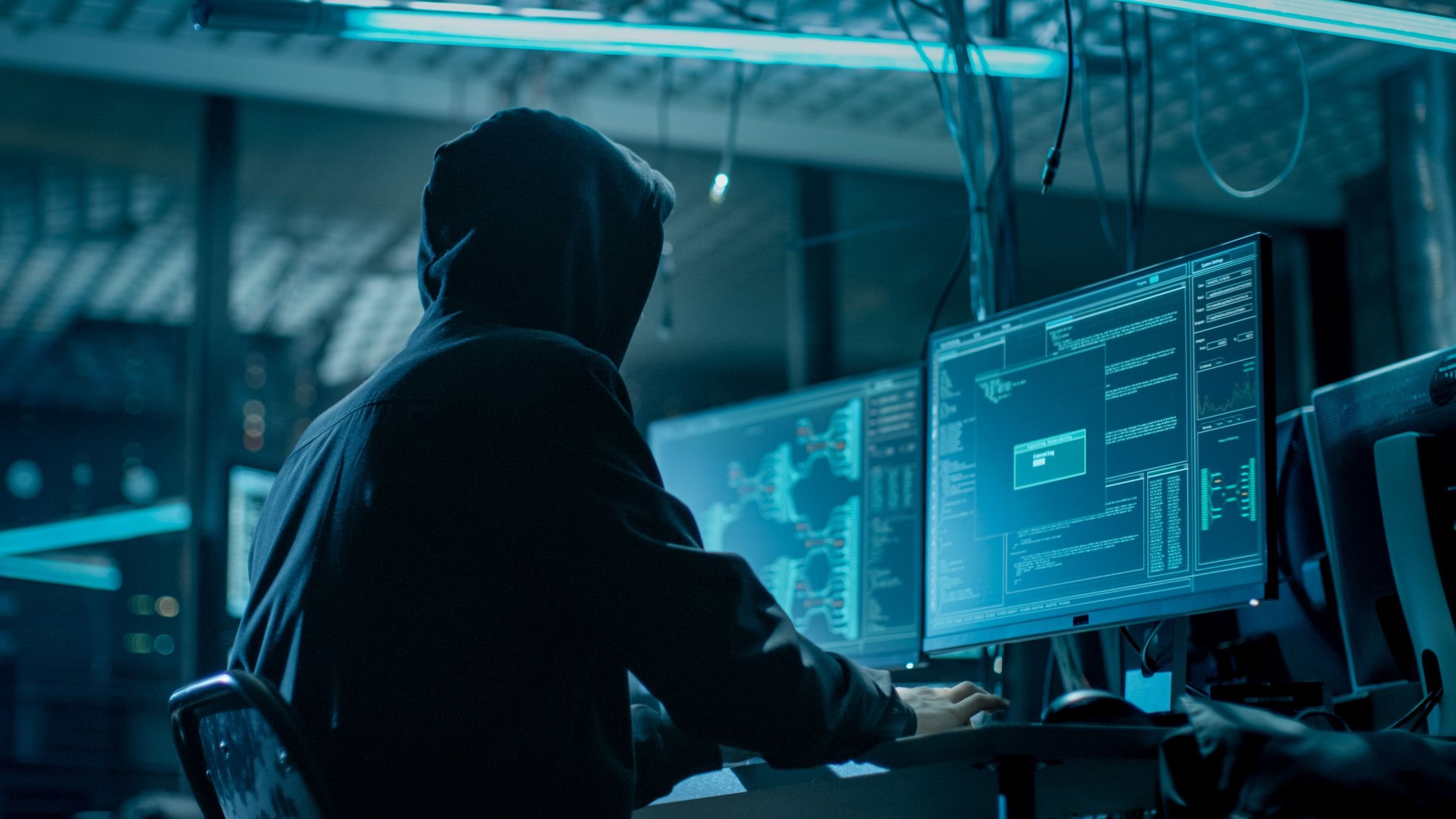 hacker-com-capuz-usando-computadores