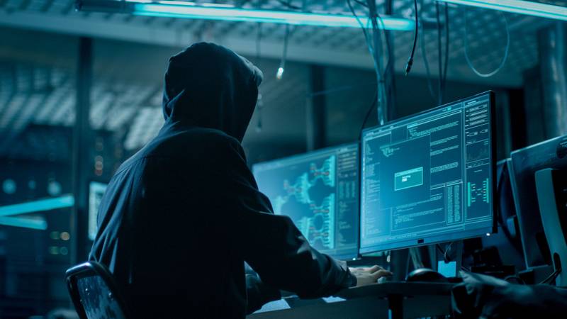 hacker-com-capuz-usando-computadores