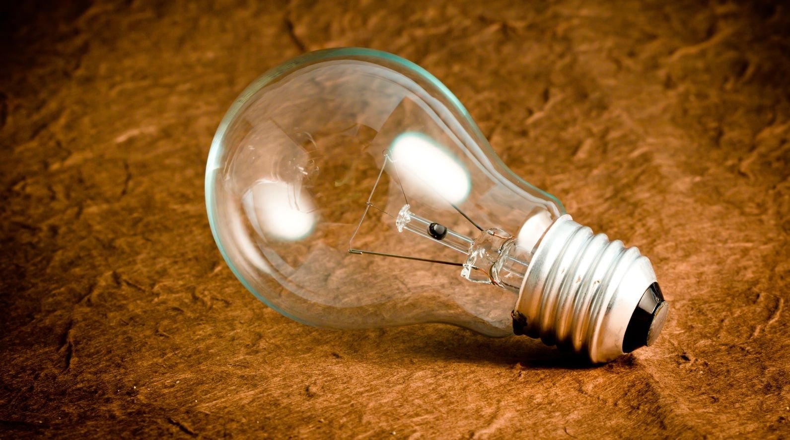A história e a evolução da lâmpada elétrica, uma tecnologia que mudou toda a sociedade