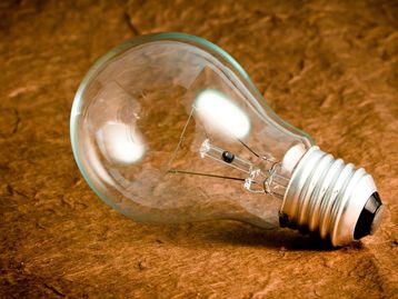 A história e a evolução da lâmpada elétrica, uma tecnologia que mudou toda a sociedade