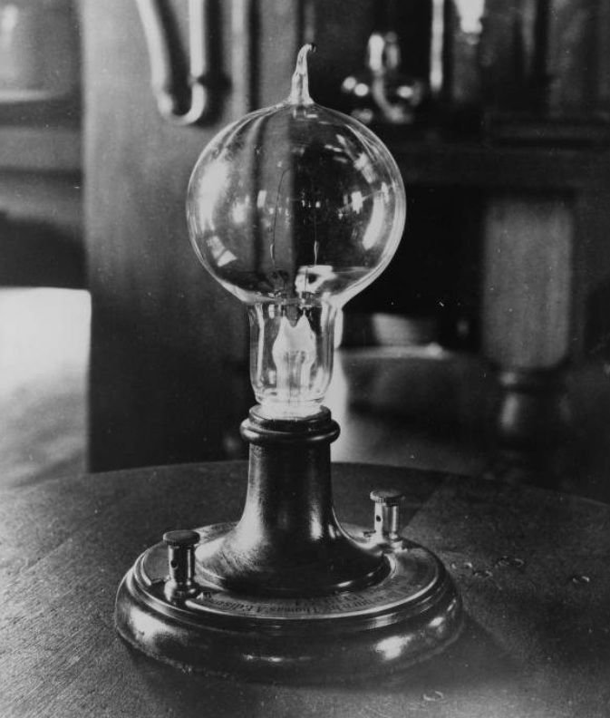 A história e a evolução da lâmpada elétrica, uma tecnologia que mudou toda a sociedade Entre as muitas tecnologias desenvolvidas pela humanidade nos últimos dois séculos, algumas delas se destacam pela quantidade de inovações e a mudança para melhor que elas permitiram para a indústria e no cotidiano da sociedade. A lâmpada elétrica é um exemplo que se encaixa em todas essas categorias. edison-lampada
