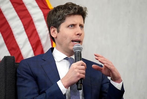 ChatGPT pode ser perigoso? CEO da OpenAI fala sobre psicose induzida por IA 8 Sam Altman falando em um microfone durante evento do Federal Reserve