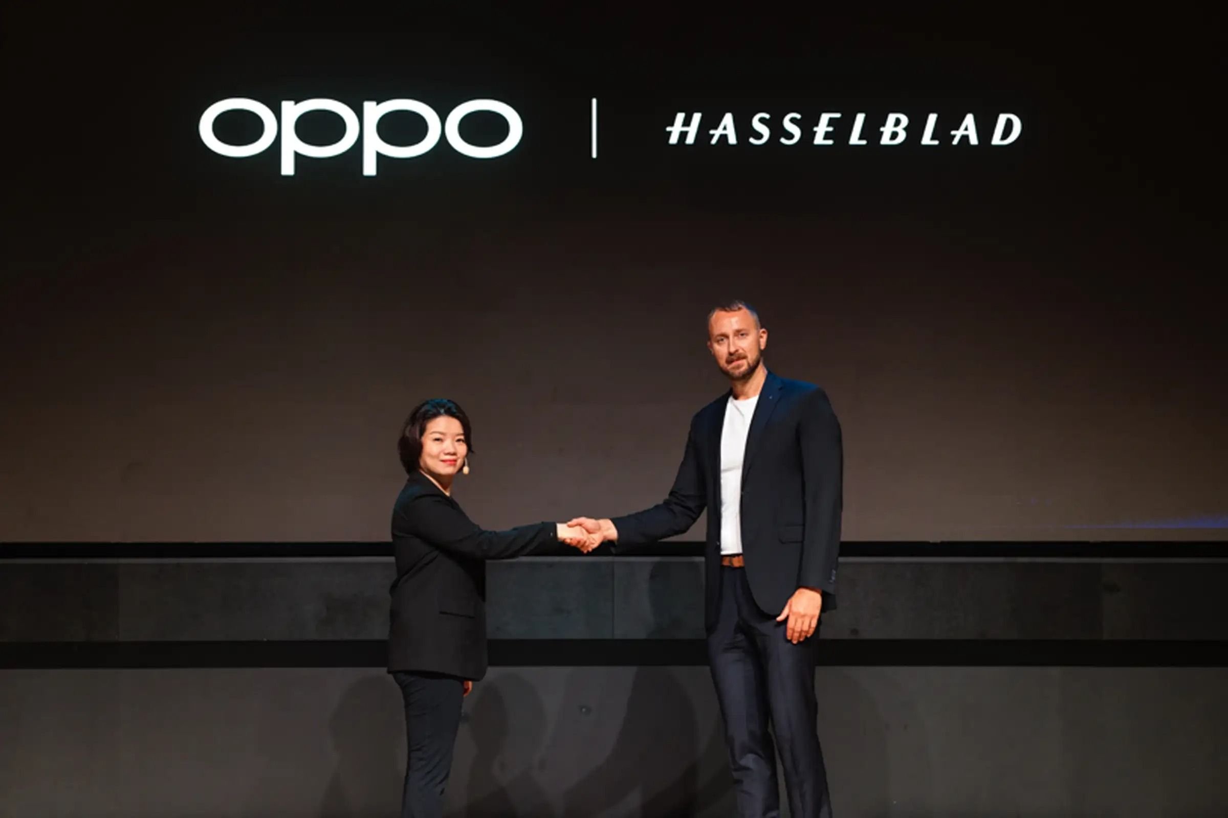 Oppo e Hasselblad anunciam desenvolvimento da 'próxima geração' de câmeras de celulares Em um evento realizado na Suécia, a Oppo e a Hasselblad anunciaram que irão continuar trabalhando juntas no desenvolvimento de smartphones. O mais interessante desse anúncio, é que ambas as companhias também revelaram que desenvolvem “a próxima geração de sistemas de imagens para câmeras mobile”, e isso pode ser grande. oppo-e-hasselblad-querem-revolucionar-câmeras-de-smartphone