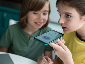 Amizade offline? Tá fora de moda, dizem os adolescentes