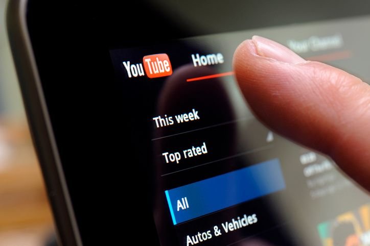 YouTube fatura quase US$ 10 bilhões com anúncios no 2º trimestre de 2025 Superando as expectativas dos analistas de mercado, o YouTube faturou US$ 9,8 bilhões com receita de publicidade no segundo trimestre de 2025, o equivalente a R$ 54,1 bilhões pela cotação do dia. A informação consta no balanço financeiro divulgado pela Alphabet, controladora do streaming, na quarta-feira (23). pessoa-usando-o-youtube