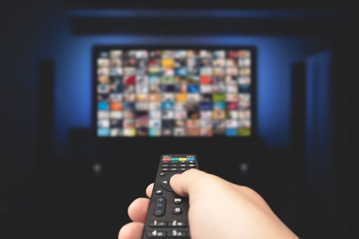 YouTube fatura quase US$ 10 bilhões com anúncios no 2º trimestre de 2025 Superando as expectativas dos analistas de mercado, o YouTube faturou US$ 9,8 bilhões com receita de publicidade no segundo trimestre de 2025, o equivalente a R$ 54,1 bilhões pela cotação do dia. A informação consta no balanço financeiro divulgado pela Alphabet, controladora do streaming, na quarta-feira (23). pessoa-apontando-o-controle-remoto-para-a-tv