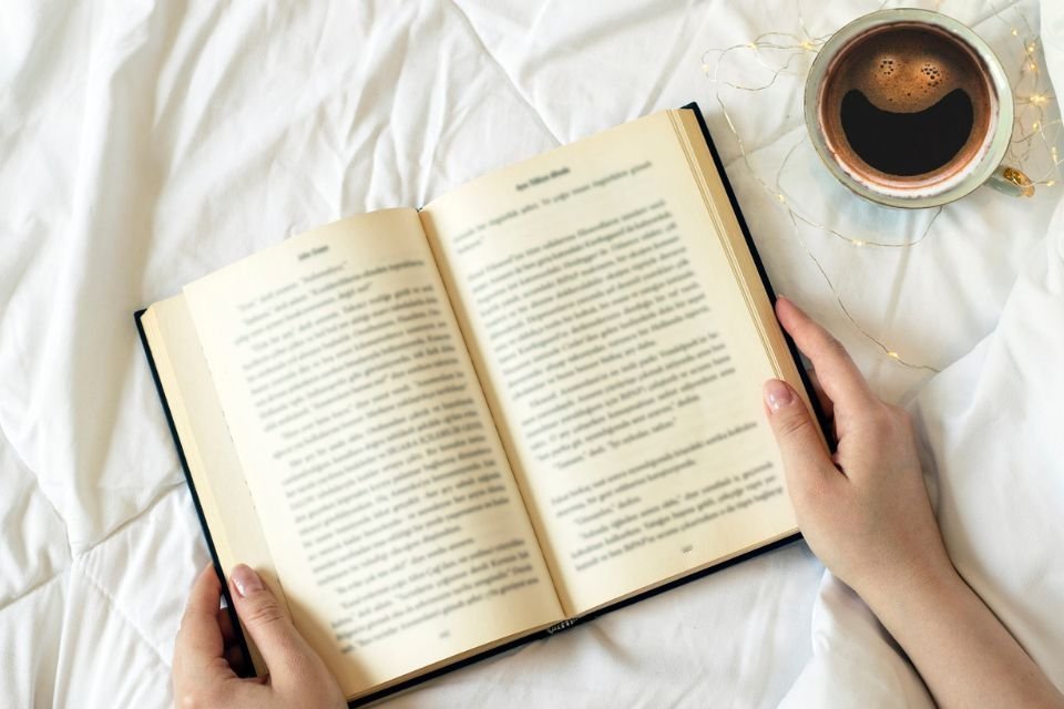 Vidas Secas, Macbeth, Noites brancas e mais livros famosos por menos de R$14 na Amazon; aproveite Ler é uma das formas mais acessíveis e eficazes de adquirir conhecimento, estimular a criatividade e aliviar o estresse do dia a dia. Seja para crianças em fase de alfabetização, jovens que exploram novas narrativas ou adultos em busca de novas perspectivas, os livros são portas abertas para diferentes mundos, culturas e ideias. livros-em-oferta-na-amazon.jpg