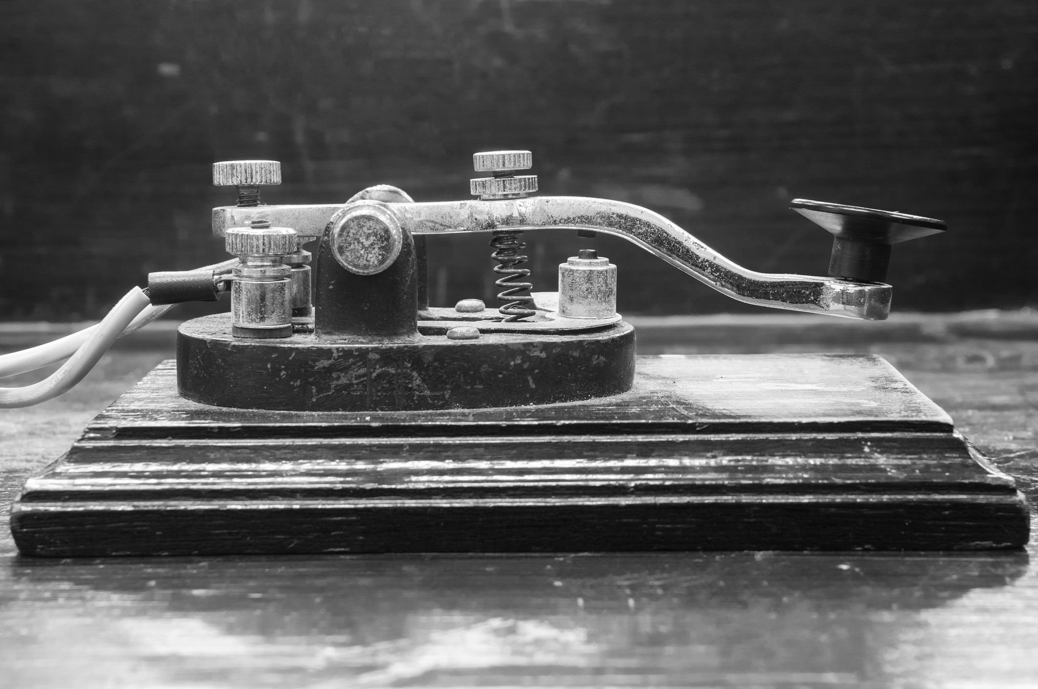 Como funciona o Código Morse? O Código Morse é um dos sistemas de comunicação à distância mais antigos da história. Desenvolvido no século 19, ele utiliza sinais curtos (pontos) e longos (traços) para representar letras e números; foi graças a essa invenção que possibilitou enviar mensagens quase instantâneas por longas distâncias. a-fotografia-mostra-um-telegrafo-antigo-usado-para-transmitir-codigo-morse