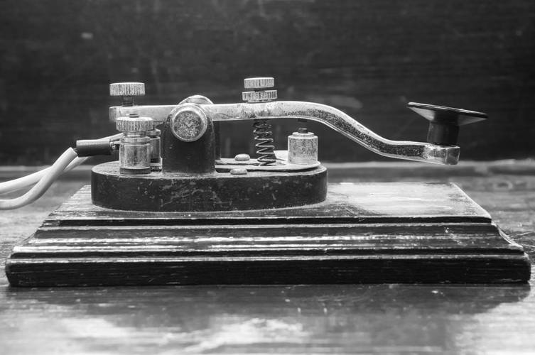 a-fotografia-mostra-um-telegrafo-antigo-usado-para-transmitir-codigo-morse