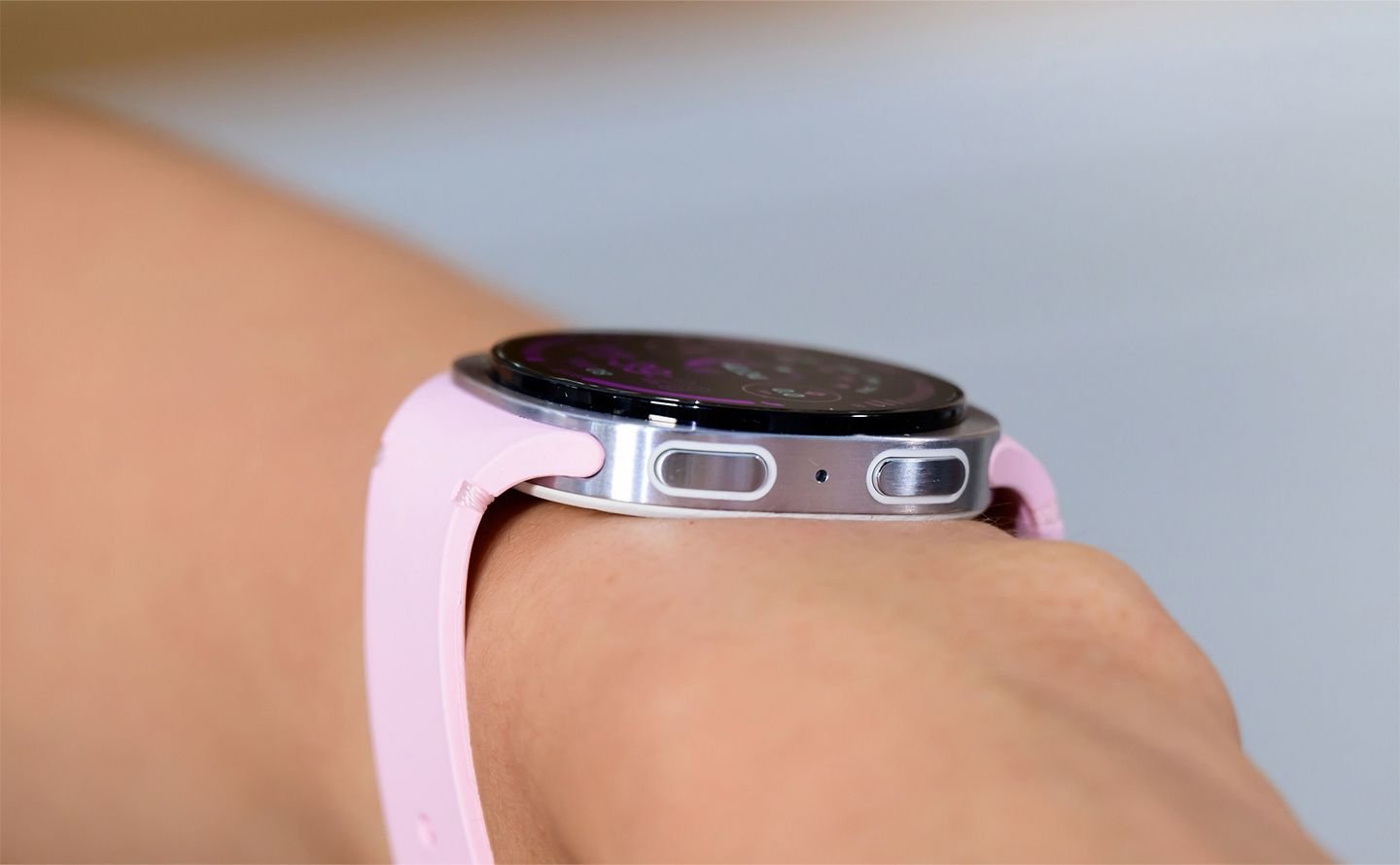 Comparativo entre Galaxy Watch 8 e Galaxy Watch 7: descubra o que mudou A Samsung lançou o Galaxy Watch 8 no Brasil, na quinta-feira (24), nova versão do relógio inteligente anunciada globalmente no início de julho. Ele chega para substituir o Galaxy Watch 7, trazendo uma integração maior com a inteligência artificial, funções inéditas e outros atrativos. galaxy-watch-8-no-pulso