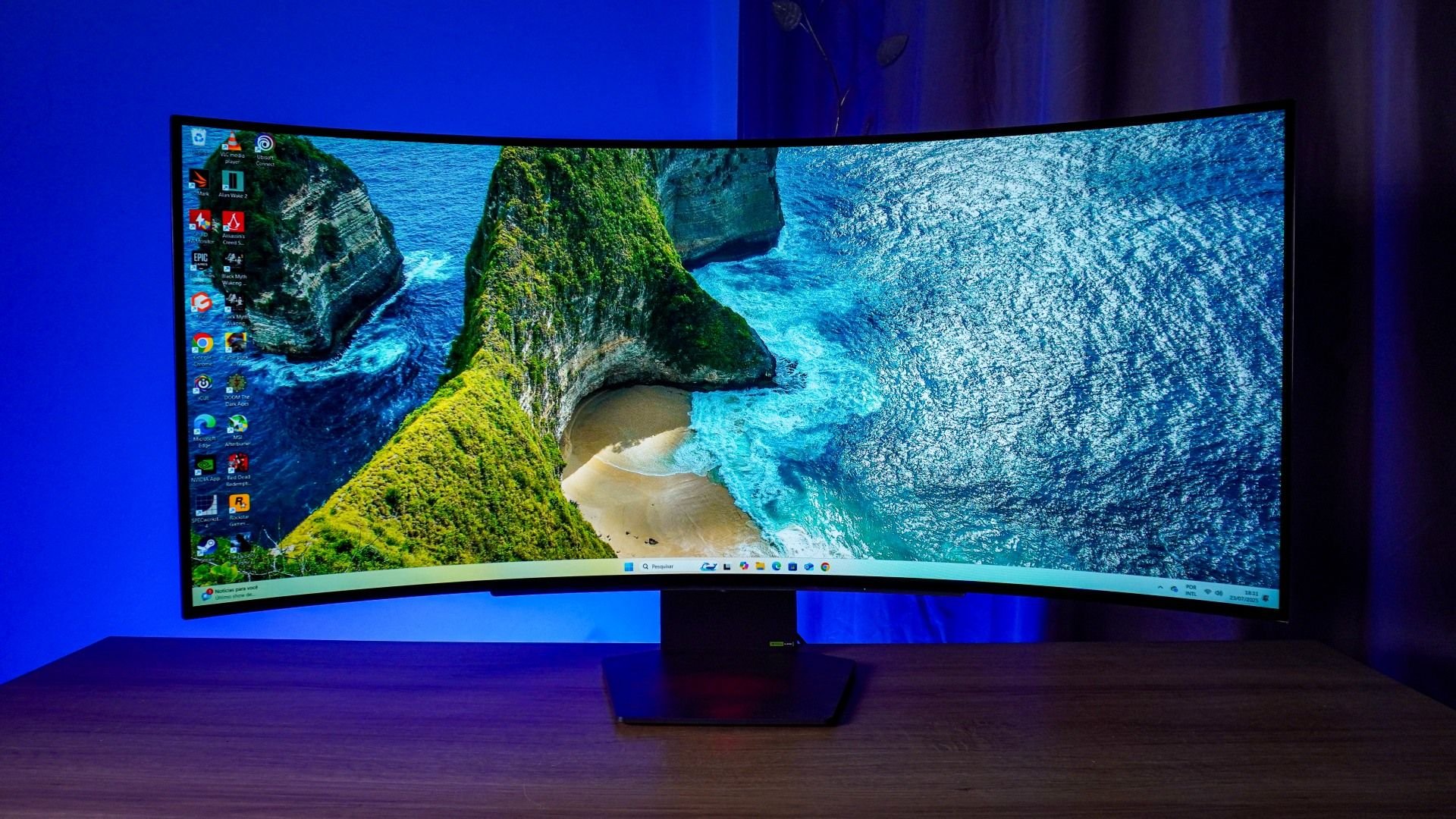 LG UltraGear 45GS95QE tem imagem incrível para gamers, mas vale o preço? — Review Já foi o tempo em que monitores ultrawide eram a nova onda no mercado das telas gamer, mas agora o varejo brasileiro recebe cada vez mais modelos com displays OLED. Com preços altos para os bolsos e melhor qualidade de imagem, a popularização desses produtos é questão de tempo, e a LG surfa na crista dessa onda com modelos interessantes, incluindo o LG UltraGear 45GS95QE. review-lg-ultragear-45GS95QE-design