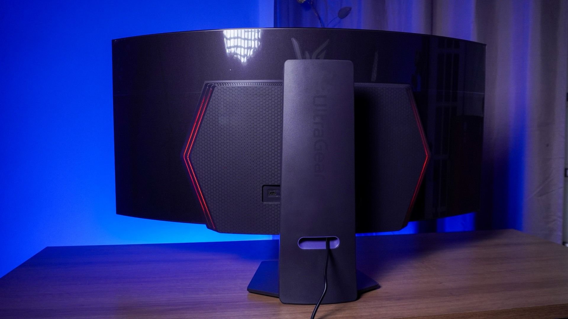 LG UltraGear 45GS95QE tem imagem incrível para gamers, mas vale o preço? — Review Já foi o tempo em que monitores ultrawide eram a nova onda no mercado das telas gamer, mas agora o varejo brasileiro recebe cada vez mais modelos com displays OLED. Com preços altos para os bolsos e melhor qualidade de imagem, a popularização desses produtos é questão de tempo, e a LG surfa na crista dessa onda com modelos interessantes, incluindo o LG UltraGear 45GS95QE. review-lg-ultragear-45GS95QE-traseira