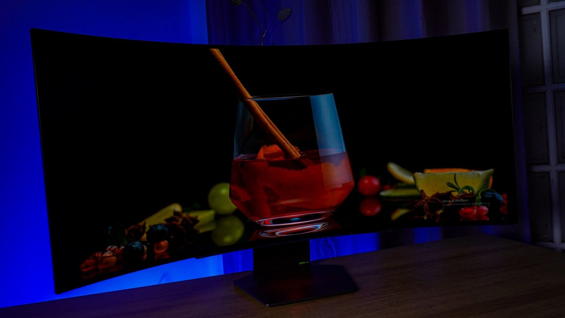 LG UltraGear 45GS95QE tem imagem incrível para gamers, mas vale o preço? — Review Já foi o tempo em que monitores ultrawide eram a nova onda no mercado das telas gamer, mas agora o varejo brasileiro recebe cada vez mais modelos com displays OLED. Com preços altos para os bolsos e melhor qualidade de imagem, a popularização desses produtos é questão de tempo, e a LG surfa na crista dessa onda com modelos interessantes, incluindo o LG UltraGear 45GS95QE. review-lg-ultragear-45GS95QE-tons-de-preto