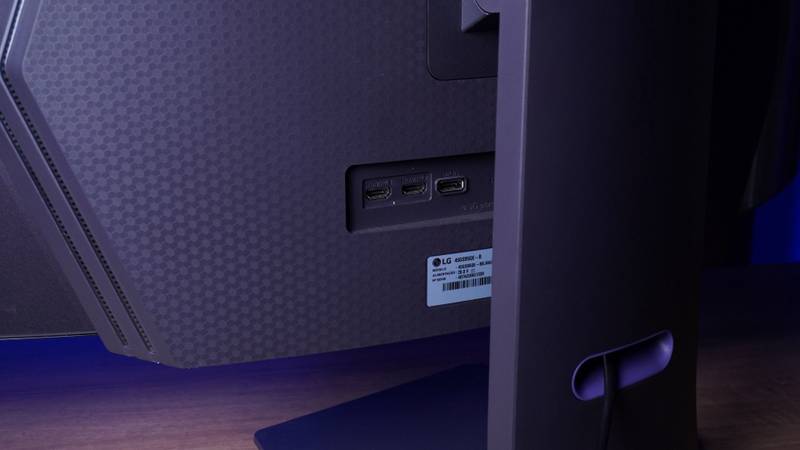 review-lg-ultragear-45GS95QE-conectores-direitos