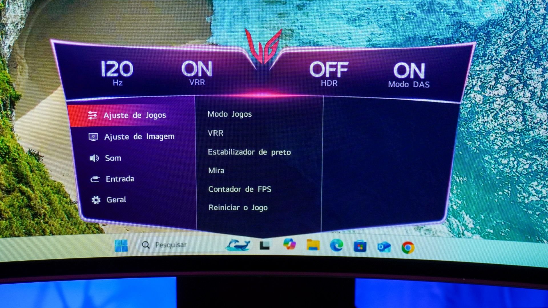 LG UltraGear 45GS95QE tem imagem incrível para gamers, mas vale o preço? — Review Já foi o tempo em que monitores ultrawide eram a nova onda no mercado das telas gamer, mas agora o varejo brasileiro recebe cada vez mais modelos com displays OLED. Com preços altos para os bolsos e melhor qualidade de imagem, a popularização desses produtos é questão de tempo, e a LG surfa na crista dessa onda com modelos interessantes, incluindo o LG UltraGear 45GS95QE. review-lg-ultragear-45GS95QE-menu