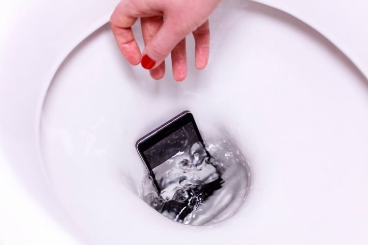 Apple e Samsung não recomendam colocar o celular no arroz para secar; saiba o procedimento correto Colocar o celular molhado em um pote de arroz é, geralmente, a primeira atitude que muitos proprietários tomam logo após o telefone cair na piscina, no mar, no vaso sanitário ou ter contato com líquidos de outras maneiras. Mas será que o truque realmente funciona ou não passa de um mito? celular-caindo-no-vaso-sanitario