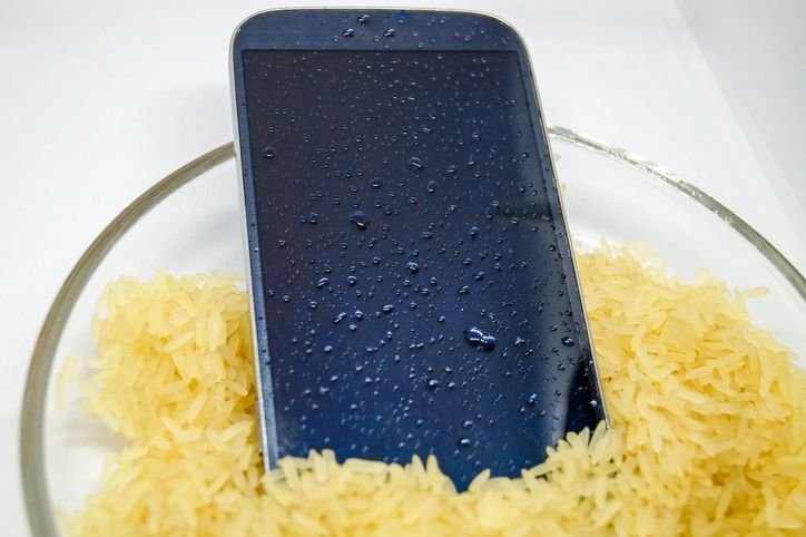 Apple e Samsung não recomendam colocar o celular no arroz para secar; saiba o procedimento correto Colocar o celular molhado em um pote de arroz é, geralmente, a primeira atitude que muitos proprietários tomam logo após o telefone cair na piscina, no mar, no vaso sanitário ou ter contato com líquidos de outras maneiras. Mas será que o truque realmente funciona ou não passa de um mito? celular-em-um-pote-com-arroz