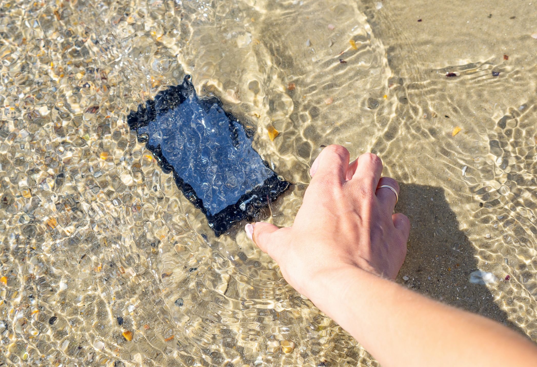 Apple e Samsung não recomendam colocar o celular no arroz para secar; saiba o procedimento correto