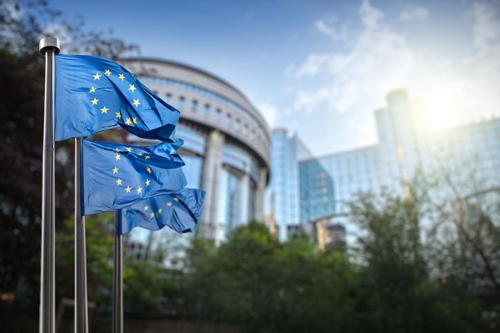 bandeiras-da-uniao-europeia-a-frente-do-parlamento