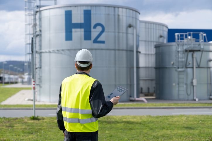 Por que o uso do hidrogênio como combustível ainda não emplacou? Elemento químico mais abundante do universo, o hidrogênio pode ser queimado como o gás e o petróleo para gerar energia e sem poluir o ar, pois gera água como subproduto. Com essas características, ele substituiria os combustíveis fósseis, contribuindo para reduzir as emissões. usina-de-producao-de-hidrogenio