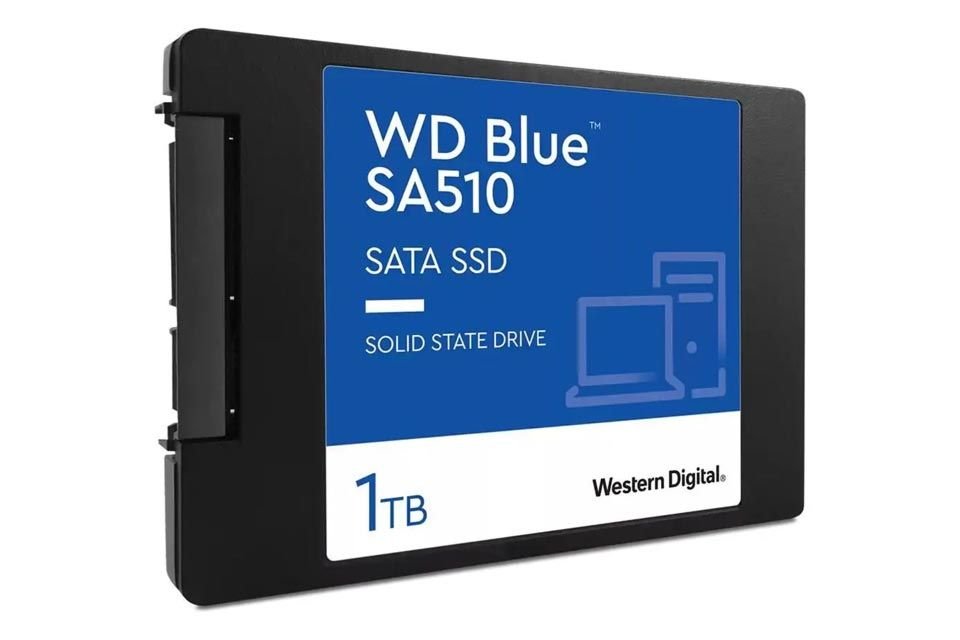 SSDs de 1TB em promoção no Magalu: garanta mais armazenamento com economia Quem já teve a oportunidade de utilizar um PC com armazenamento em disco rígido magnético e em seguida um com SSD sabe o quanto este último pode transformar a experiência de uso. Também conhecidas como unidades de estado sólido, elas são mais rápidas e eficientes, auxiliando o computador a ligar e carregar o sistema em poucos segundos, ler e gravar informações de forma muito veloz, abrir programas bem rápido e rodar jogos com tempos de carregamento baixinho. SSD-WD-Blue-SATA-III-1TB-960x640.jpg