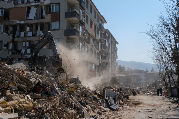 Após negar, Google reconhece erro que não notificou milhões de pessoas sobre terremoto na Turquia O sistema de alerta de terremotos do Google falhou em notificar da maneira adequada pelo menos 10 milhões de pessoas antes dos fortes tremores de terra que atingiram a Turquia em fevereiro de 2023, como noticiou a BBC no último domingo (27). Os eventos sísmicos deixaram mais de 50 mil mortos e 100 mil feridos. escombros-de-terremoto-na-turquia