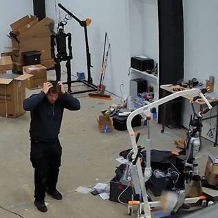 Imagem de Robô humanoide se descontrola e quase fere humanos durante testes