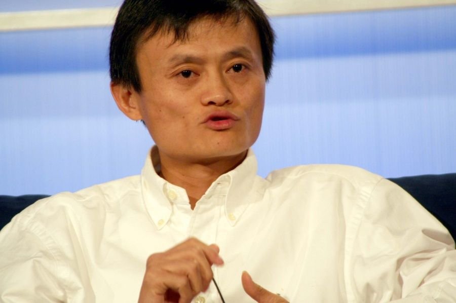 Escala 996: empresas de IA dos EUA estão adotando esquema de trabalho que foi proibido na China O mercado de inteligência artificial (IA) está em alta e empreendedores ambiciosos precisam trabalhar em um ritmo acelerado para acompanhar a evolução desse campo. Porém, como mostra uma reportagem da Wired, isso está resultado em jornadas de trabalho cada vez maiores para funcionários. jack-ma-alibaba-ceo