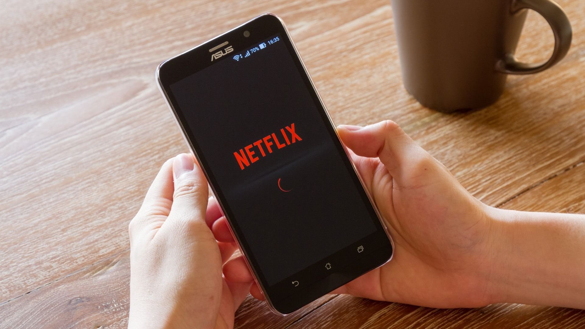 Netflix processa Procon-SP para evitar multa milionária Em um movimento inédito, a Netflix processou o Procon de São Paulo para evitar uma multa milionária. Na ocasião, o streaming busca reverter a obrigatoriedade em pagar R$ 12,5 milhões por conta do fim da possibilidade do compartilhamento de senhas com outros usuários. netflix-processa-procon