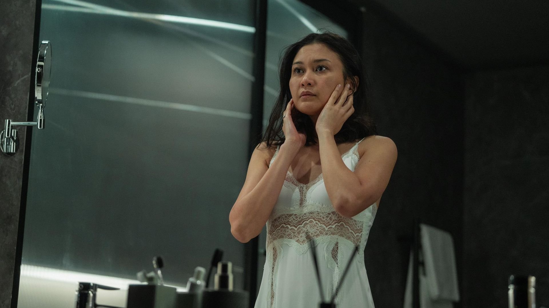 Entenda o final de Uma Mulher Comum, filme que está bombando na Netflix Desde que estreou, o filme Uma Mulher Comum vem ocupando o Top 10 da Netflix, fazendo companhia a diversos outros títulos que vêm dando o que falar na plataforma de streaming. O novo longa, original da Indonésia, traz um drama marcante e cheio de suspense. Entenda o final de Uma Mulher Comum, filme que está bombando na Netflix