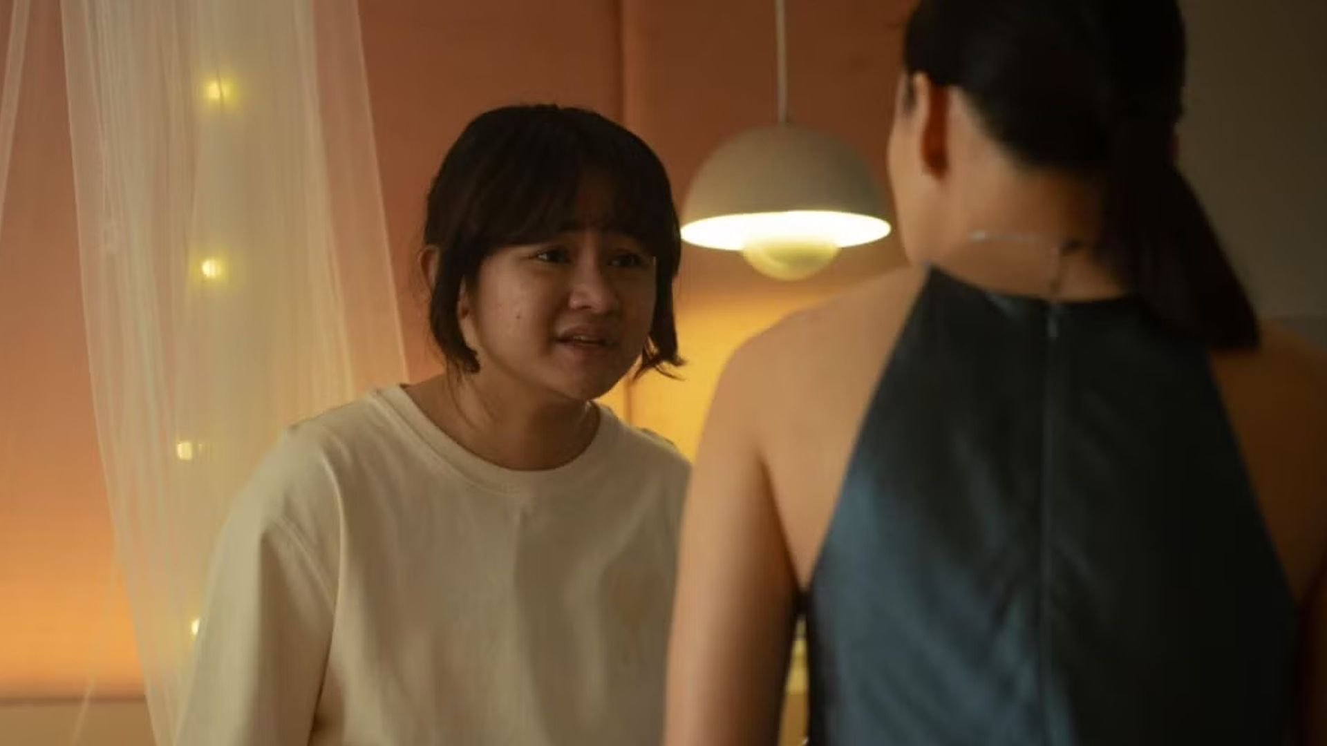 Entenda o final de Uma Mulher Comum, filme que está bombando na Netflix Desde que estreou, o filme Uma Mulher Comum vem ocupando o Top 10 da Netflix, fazendo companhia a diversos outros títulos que vêm dando o que falar na plataforma de streaming. O novo longa, original da Indonésia, traz um drama marcante e cheio de suspense. uma-mulher-comum.jpg