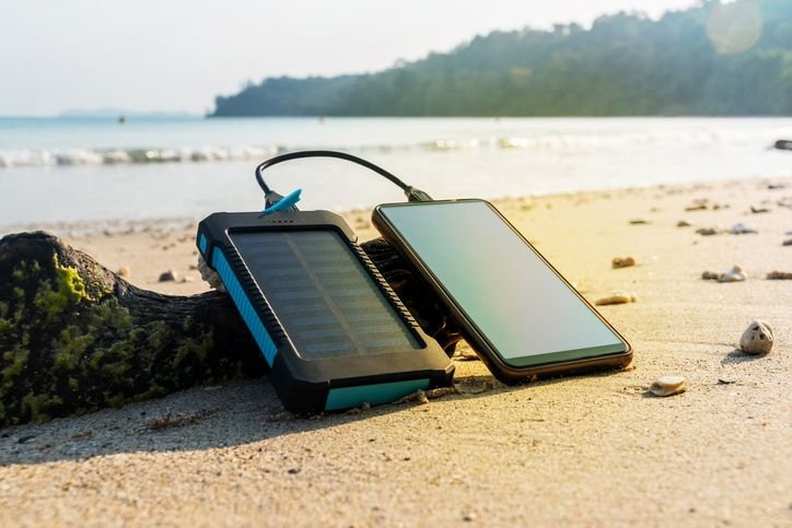 carregador-solar-e-celular-na-praia