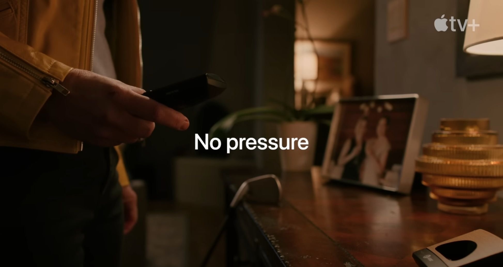 Pluribus-Breaking-Bad-Teaser-Telefone-Apple-TV-01.jpg
