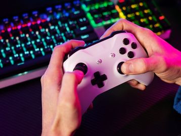 Devs e gamers protestam contra empresas de pagamento após banimento de jogos adultos