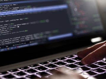 Hackers da Scattered Spider atacam varejo, empresas de seguro e companhias aéreas