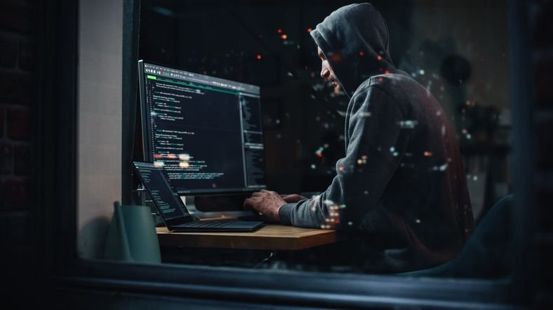 hacker-usando-computador