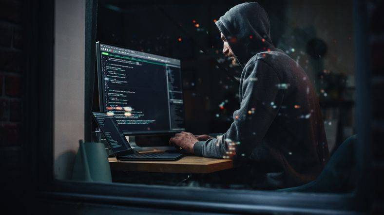 hacker-usando-computador