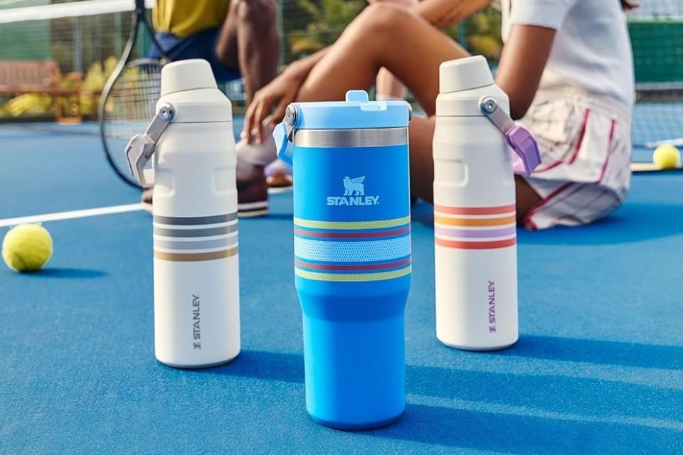 Escolha sua nova garrafa Stanley: 10 opções com desconto na Amazon As garrafas térmicas se tornaram indispensáveis no dia a dia, seja para manter a água gelada durante um treino, o café quentinho no trabalho ou até para hidratar ao longo do dia. Com diferentes tamanhos e designs, esses acessórios garantem praticidade e eficiência para qualquer rotina. stanley-em-promoção.jpg