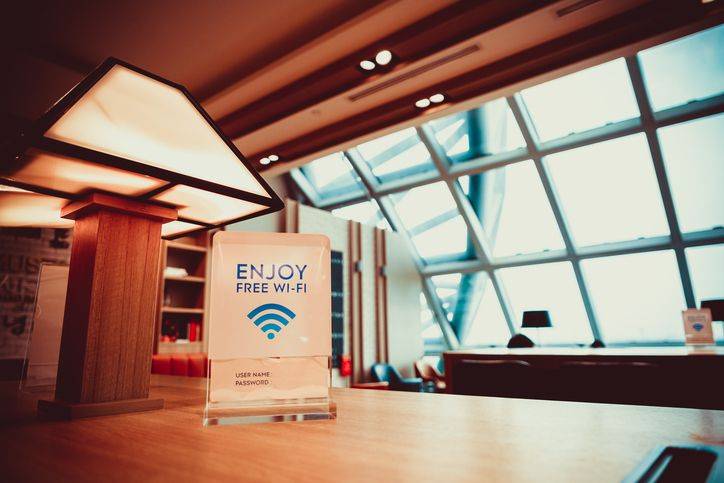 placa-informando-sobre-wi-fi-gratuito