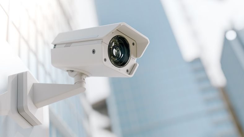 Estudo aponta que sistema de reconhecimento facial não reduziu crimes em São Paulo O Smart Sampa, programa de vigilância que usa câmeras com reconhecimento facial no reforço da segurança pública, não contribuiu para a redução dos crimes de furto, roubo e homicídios na cidade de São Paulo. É o que aponta um estudo do projeto O Panóptico, publicado na última sexta-feira (25). camera-de-vigilancia