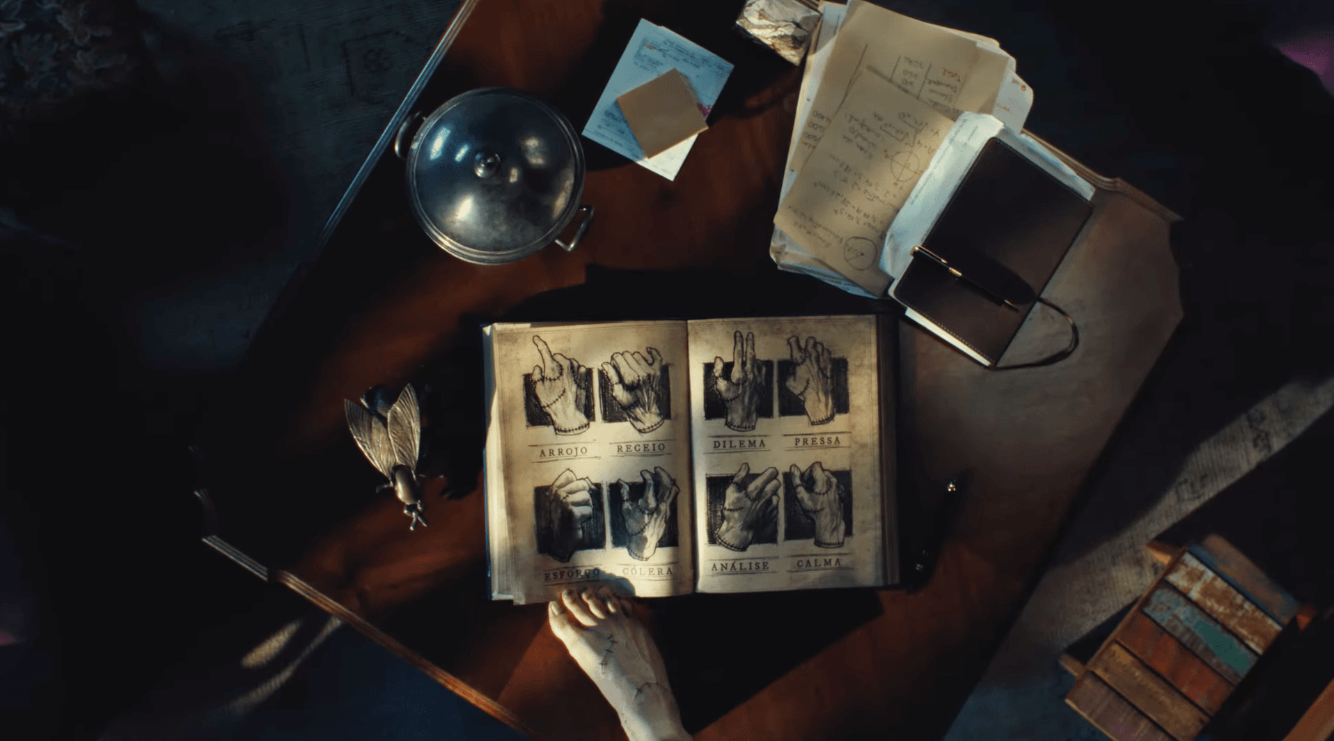 Curta de Wandinha dirigido por brasileira traz personagem Pézinho e estreia na Netflix 3 pezinho-linguagem