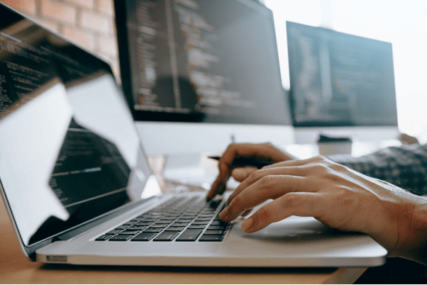 mãos-digitando-em-notebook-codificação-desenvolvimento-de-software-programação-vibe-coding