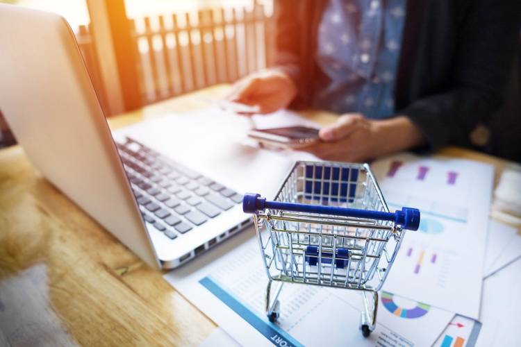 imagem-recortada-da-mulher-que-fornece-informacoes-sobre-cartoes-e-chave-no-telefone-ou-laptop-enquanto-faz-compras-line.jpg