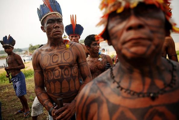 Investigação encontra dispositivos ilegais usados por missionários para evangelizar indígenas da Amazônia Missionários cristãos estão utilizando dispositivos de áudio movidos a energia solar na tentativa de evangelizar povos indígenas isolados na Amazônia, próximo à fronteira entre o Brasil e o Peru. É o que revela uma investigação divulgada no último domingo (27) pelo britânico The Guardian e O Globo. povos-indigenas-amazonia