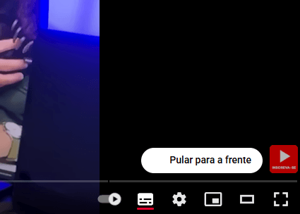 YouTube adiciona recurso de pular trechos em smart TVs para assinantes Premium 2 Tela da TV mostrando a interface do YouTube com a barra de progresso de um vídeo e um ponto destacado no meio, indicando o recurso de pular para frente.