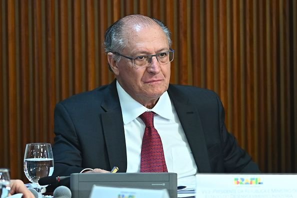 Brasil pode flexibilizar regulamentação das big techs para reverter tarifas de Trump O governo brasileiro mudou o discurso em relação à regulamentação das big techs e pode flexibilizar algumas normas, concedendo benefícios ao segmento como tentativa de reverter ou adiar as tarifas impostas por Donald Trump. A informação foi divulgada pela GloboNews nesta quarta-feira (30). geraldo-alckmin
