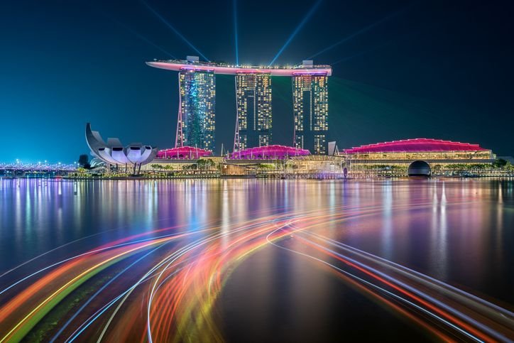São Paulo cai no ranking das cidades mais caras do mundo em 2025 Mais uma vez, Singapura foi eleita a cidade mais cara do mundo, de acordo com a edição 2025 do relatório Julius Baer Global Wealth & Lifestyle, divulgada recentemente, repetindo a posição do ano passado. Já São Paulo caiu no ranking, deixando o top 10 no qual estava presente em 2024. predios-na-marina-bay-em-singapura