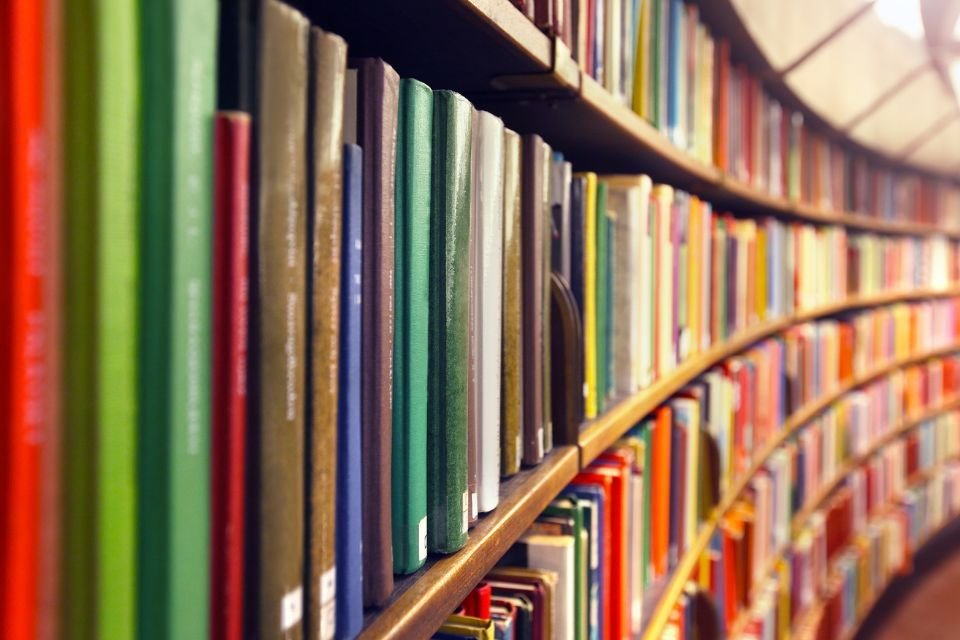 Livros em promoção na Amazon e com cupom de 20% OFF: aproveite para renovar sua estante Para quem ama ler, toda oportunidade de economizar na hora de montar a próxima lista de leitura é bem-vinda. E a Amazon liberou uma nova seleção de livros com preços especiais e, para completar, está oferecendo um cupom de 20% de desconto adicional em diversos títulos. livros-em-oferta.jpg